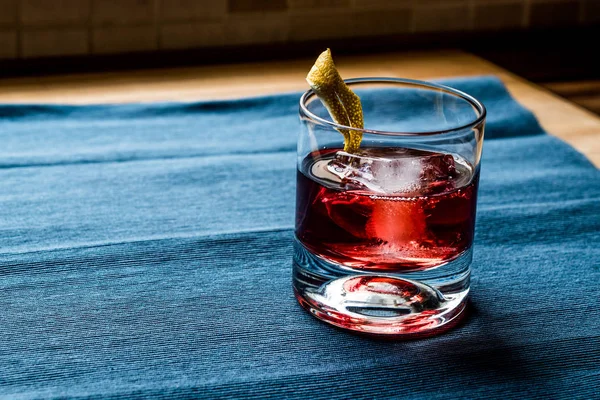 Negroni Cocktail con scorza di limone e ghiaccio — Foto Stock