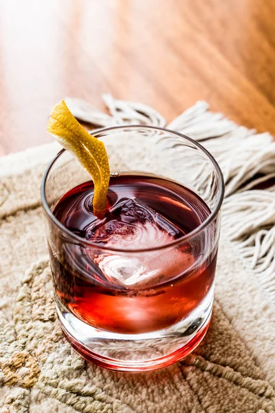 Negroni-Cocktail mit Zitronenschale und Eis — Stockfoto