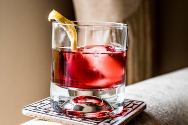 Negroni kokteyl limon kabuğu ve buz ile