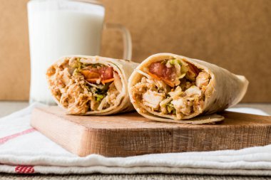 Tavuk shawarma Hünkar ayran veya ayran ile.