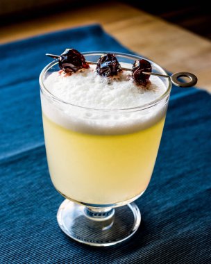 Pisco ekşi kokteyl kiraz (doğal ışık ile)
