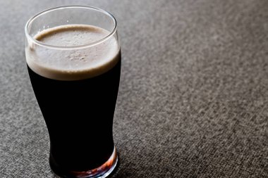 Gri yüzeyi koyu bira. kopya alanı.