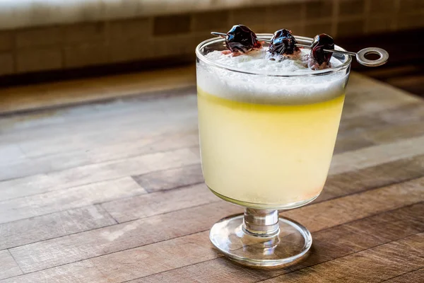 Pisco Sour Cocktail med körsbär (naturligt ljus) — Stockfoto