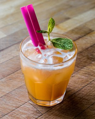 Mai Tai kokteyl nane yaprakları ve buz ile. 