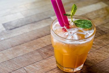 Mai Tai kokteyl nane yaprakları ve buz ile. 