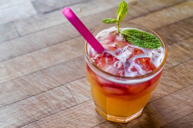 Mai Tai kokteyl nane yaprakları ve buz ile. 