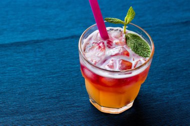 Mai Tai kokteyl nane yaprakları ve buz ile. 