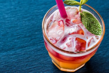 Mai Tai kokteyl nane yaprakları ve buz ile. 