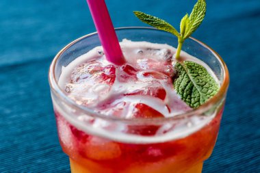 Mai Tai kokteyl nane yaprakları ve buz ile. 