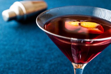 Manhattan kokteyli portakal kabuğu.