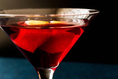 Manhattan kokteyli portakal kabuğu.