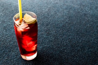 Cape Codder kokteyl kireç ve buz ile. 