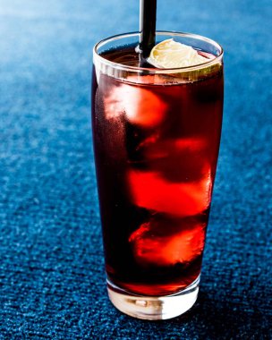Cape Codder kokteyl kireç ve buz ile. 