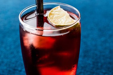 Cape Codder kokteyl kireç ve buz ile. 