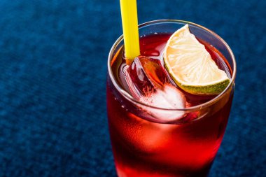 Cape Codder kokteyl kireç ve buz ile. 