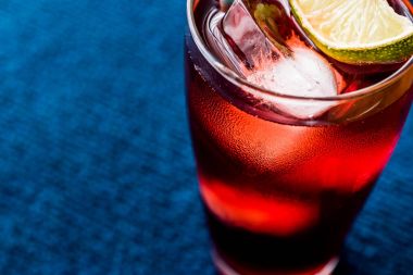 Cape Codder kokteyl kireç ve buz ile. 