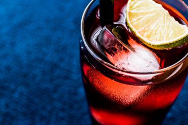 Cape Codder kokteyl kireç ve buz ile. 