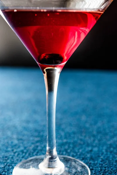 Manhattan Cocktail met een cherry garnituur. — Stockfoto