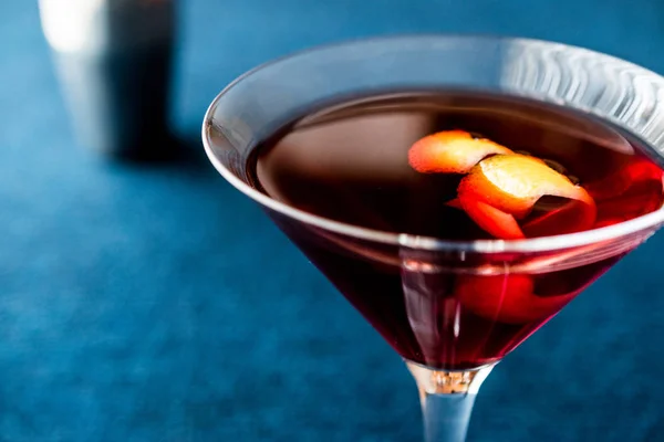 Manhattan Cocktail met sinaasappelschillen. — Stockfoto