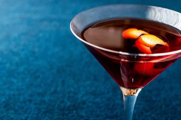 Cocktail Manhattan com casca de laranja . — Fotografia de Stock