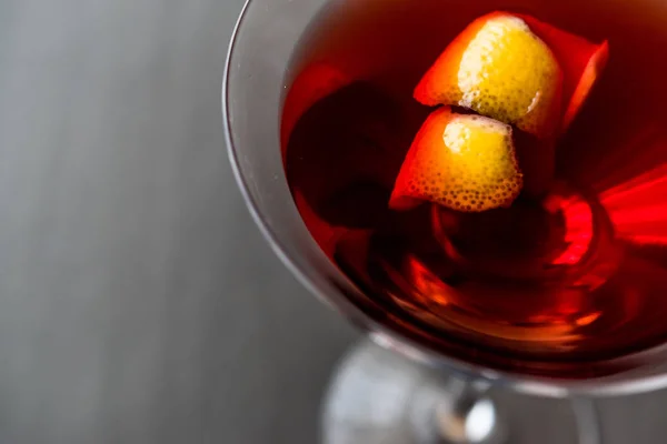 Manhattan Cocktail met sinaasappelschillen. — Stockfoto