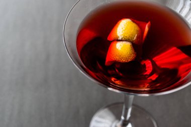 Manhattan kokteyli portakal kabuğu.