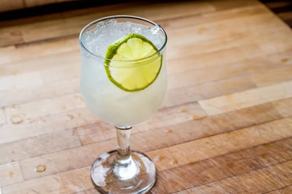 Cóctel Daiquiri con lima y hielo picado . — Foto de Stock