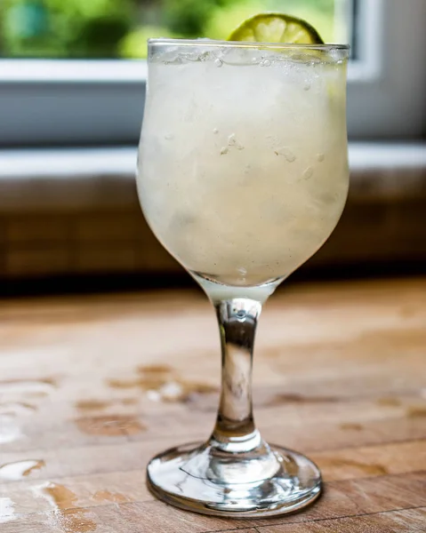 Cocktail Daiquiri con lime e ghiaccio tritato . — Foto Stock