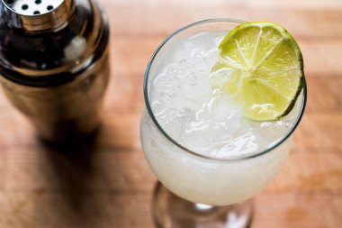 Daiquiri kokteyl limon ve kırılmış buz ile.