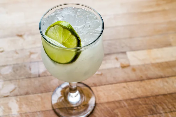 Daiquiri cocktail med lime och krossad is. — Stockfoto