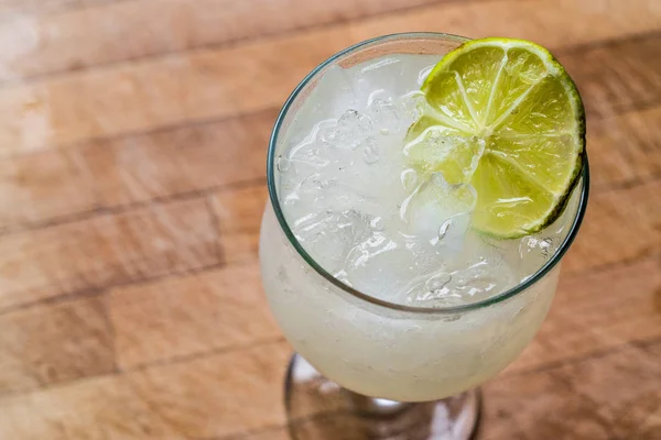 Daiquiri-Cocktail mit Limette und Crushed Ice. — Stockfoto