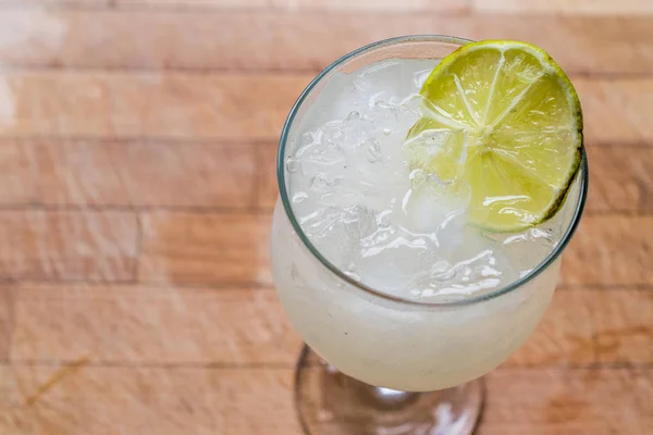 Cocktail de daiquiri avec citron vert et glace concassée . — Photo