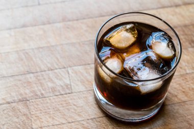 Siyah Rus votka ve kahve likörü ile kokteyl