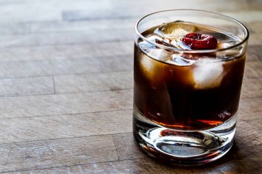 Siyah Rus votka ve kahve likörü ile kokteyl