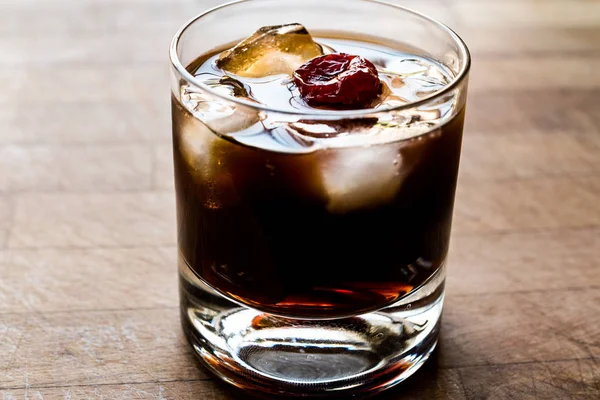 Zwarte Russische cocktail met wodka en koffie likeur — Stockfoto