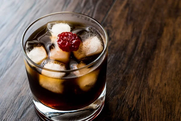 Zwarte Russische cocktail met wodka en koffie likeur — Stockfoto