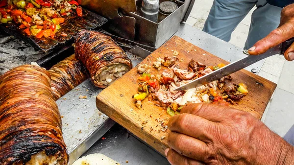 Turecký Street Food Kokorec s ovčí střeva. — Stock fotografie