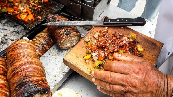 Turco Street Food Kokorec feita com intestino de ovelha . — Fotografia de Stock