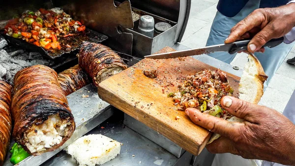 Turco Street Food Kokorec feita com intestino de ovelha . — Fotografia de Stock