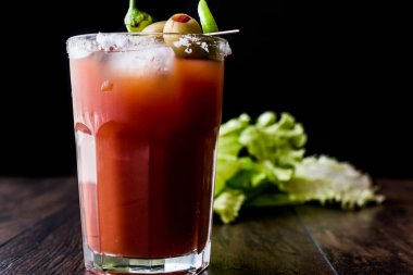 Bloody Mary kokteyl yeşil zeytin, biber, marul, tuz ve buz ile