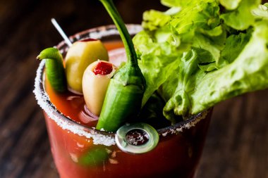 Bloody Mary kokteyl yeşil zeytin, biber, marul, tuz ve buz ile