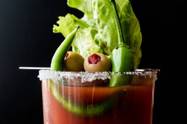 Bloody Mary kokteyl yeşil zeytin, biber, marul, tuz ve buz ile