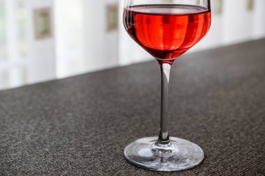 Gül ya da pembe şarap cam 