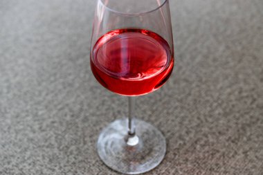 Gül ya da pembe şarap cam 