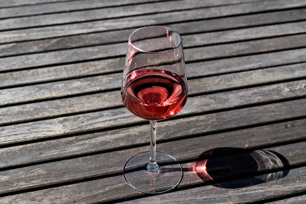 Verre à vin rose au jardin (lumière naturelle ) — Photo