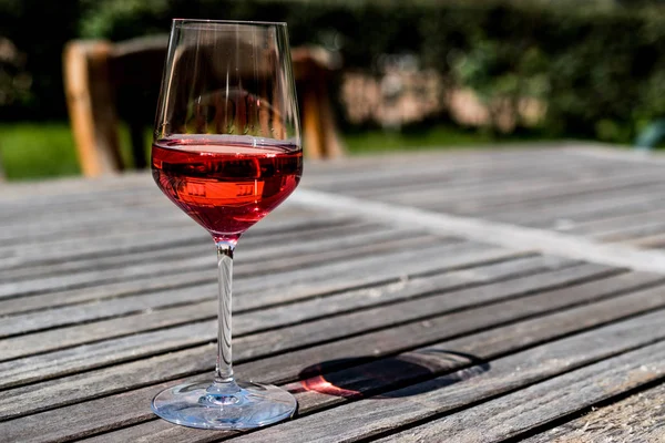 庭 (自然光でローズ ワイングラス) — ストック写真