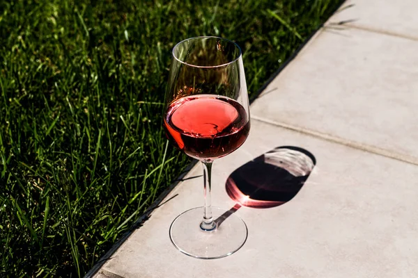 Copo de vinho rosa no jardim (luz natural ) — Fotografia de Stock