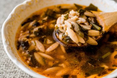 Orzo çorbası arpa, bulgur ve maydanoz ile / arpa sehriyeli corba