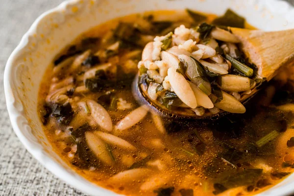 Orzo leves árpa, bulgur és petrezselyem / arpa sehriyeli corba — Stock Fotó
