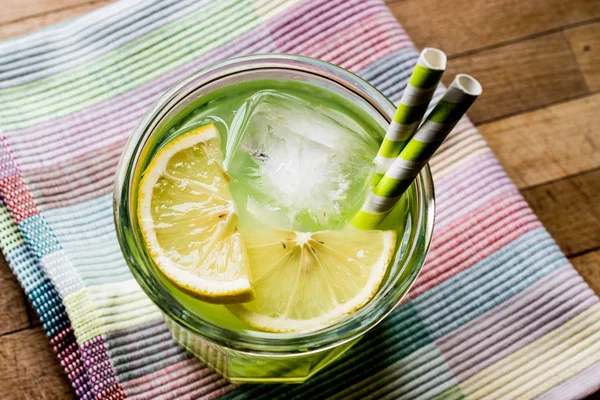 Midori Sour Cocktail con ghiaccio e limone . — Foto Stock